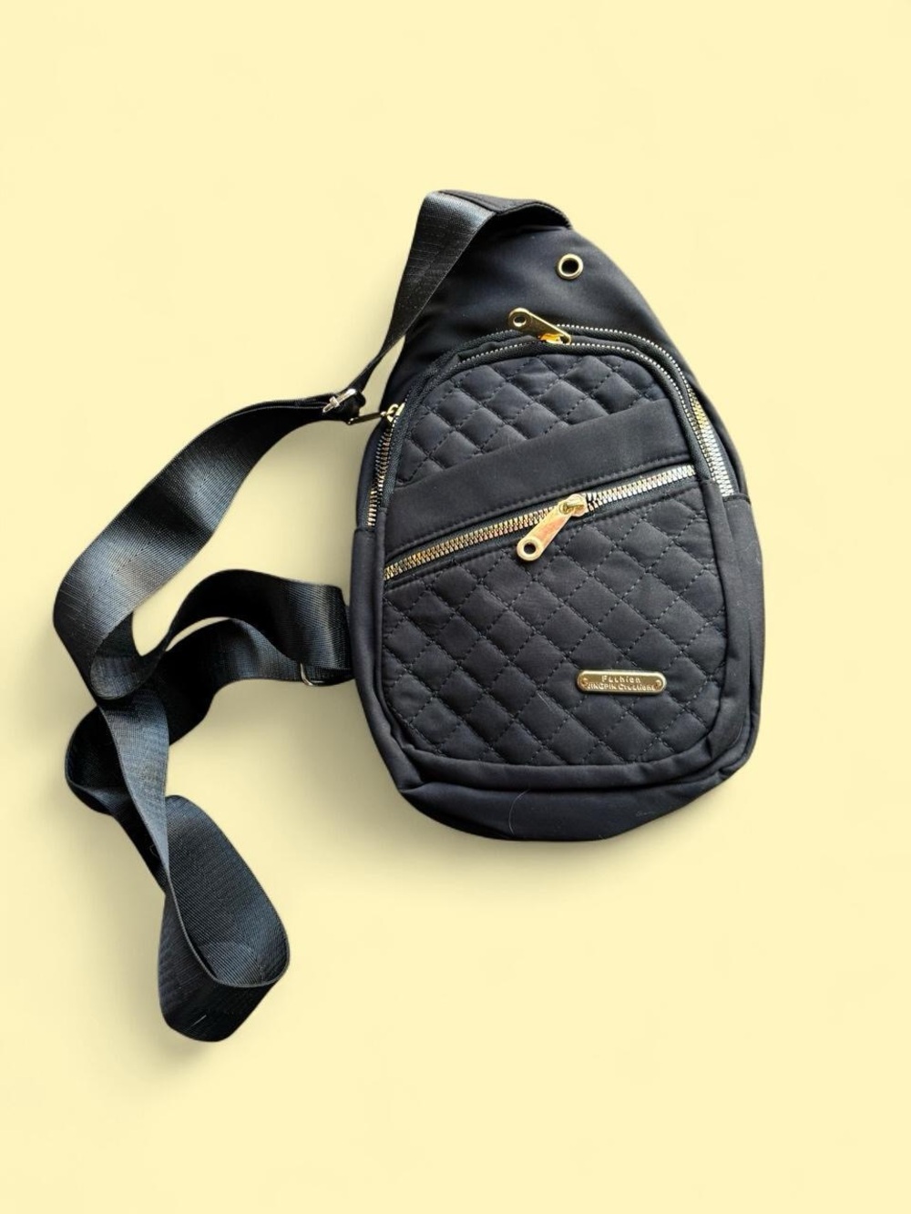 ✨Black quilted crossbody bag with gold hardware✨